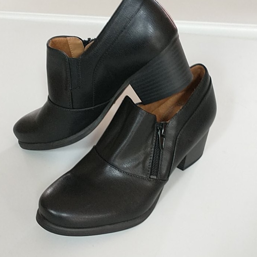 Women's natural soul black ankle boot size us 7.5